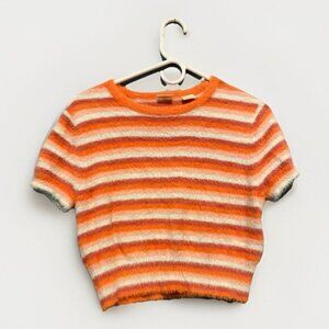LEVI’s Peach Fuzz T-Shirt Women Medium Stripped Cropped